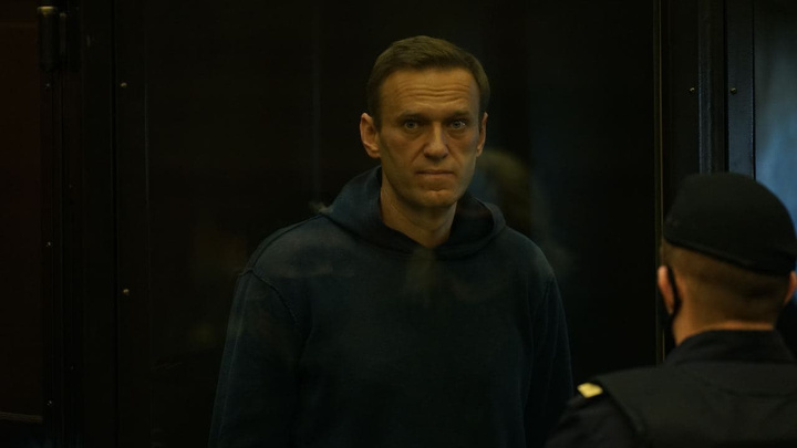 Навального этапируют в колонию рядом с Москвой
