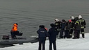 Были в 70 метрах от берега: в Рыбинске двух рыбаков унесло на льдине