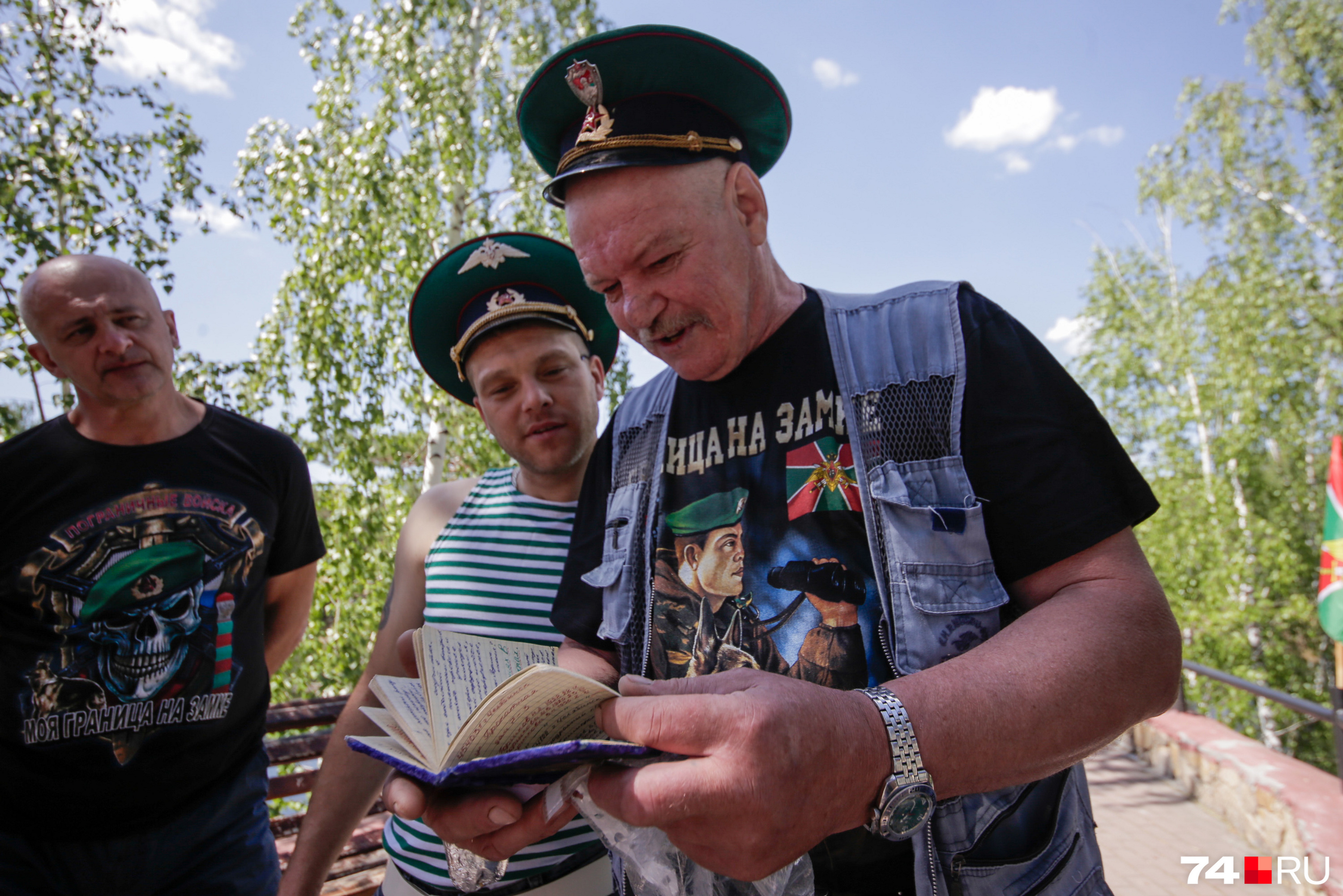 «Тот, кто службы солдатской не знает, кто солдатских погон не носил, пусть он сразу блокнот закрывает, я солдату его посвятил» «Тот, кто службы солдатской не знает, кто солдатских погон не носил, пусть он сразу блокнот закрывает, я солдату его посвятил»