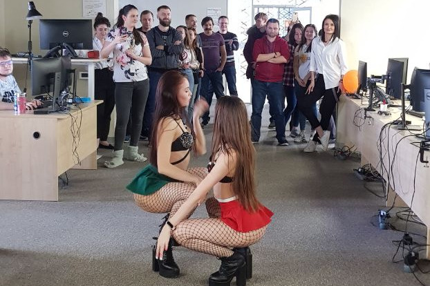 Девушки позвали в офис танцовщиц
