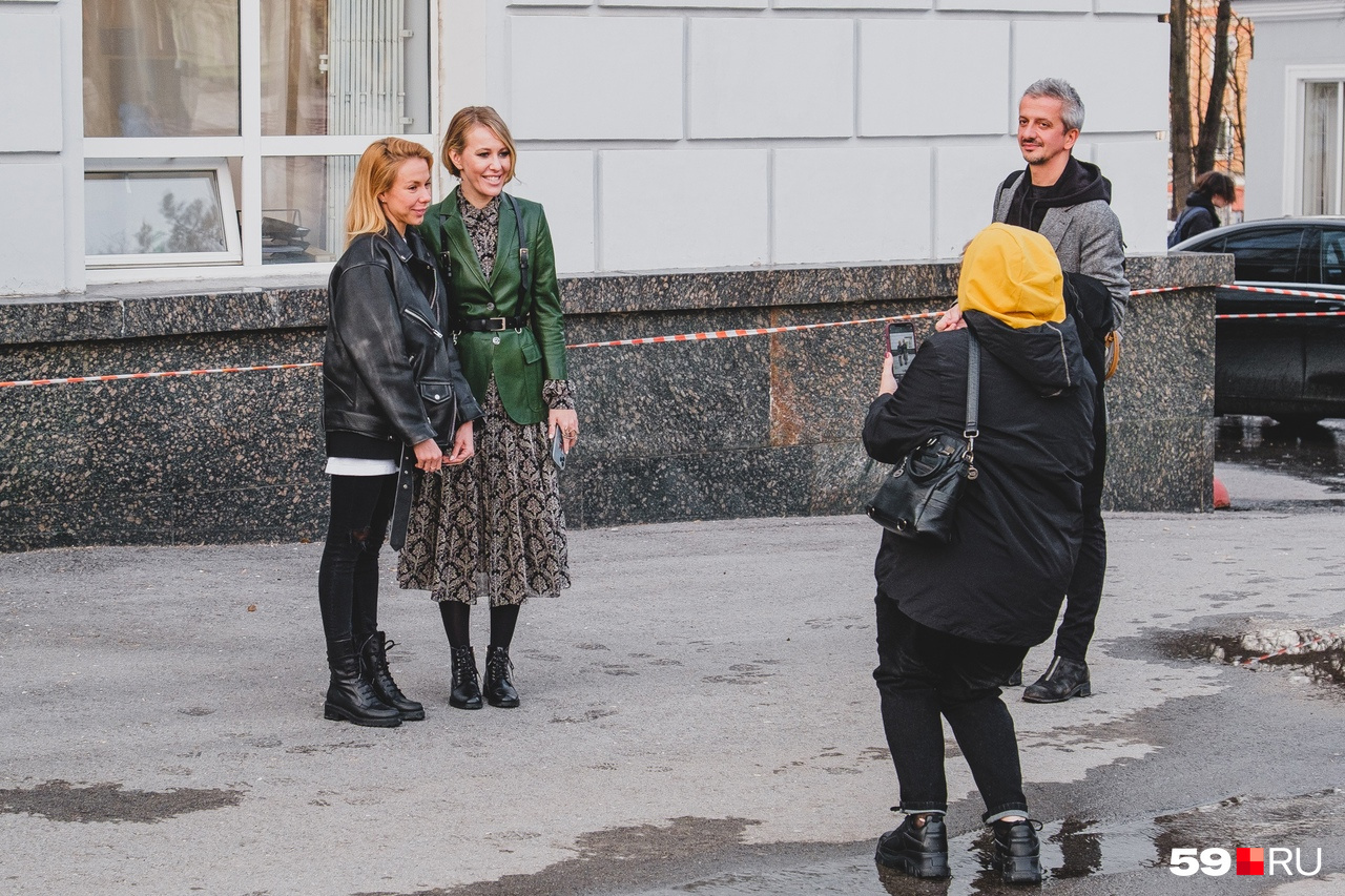 Ксению Собчак и Константина Богомолова наш фотограф поймал в день премьеры перед входом в театр. Они фотографировались со зрителями