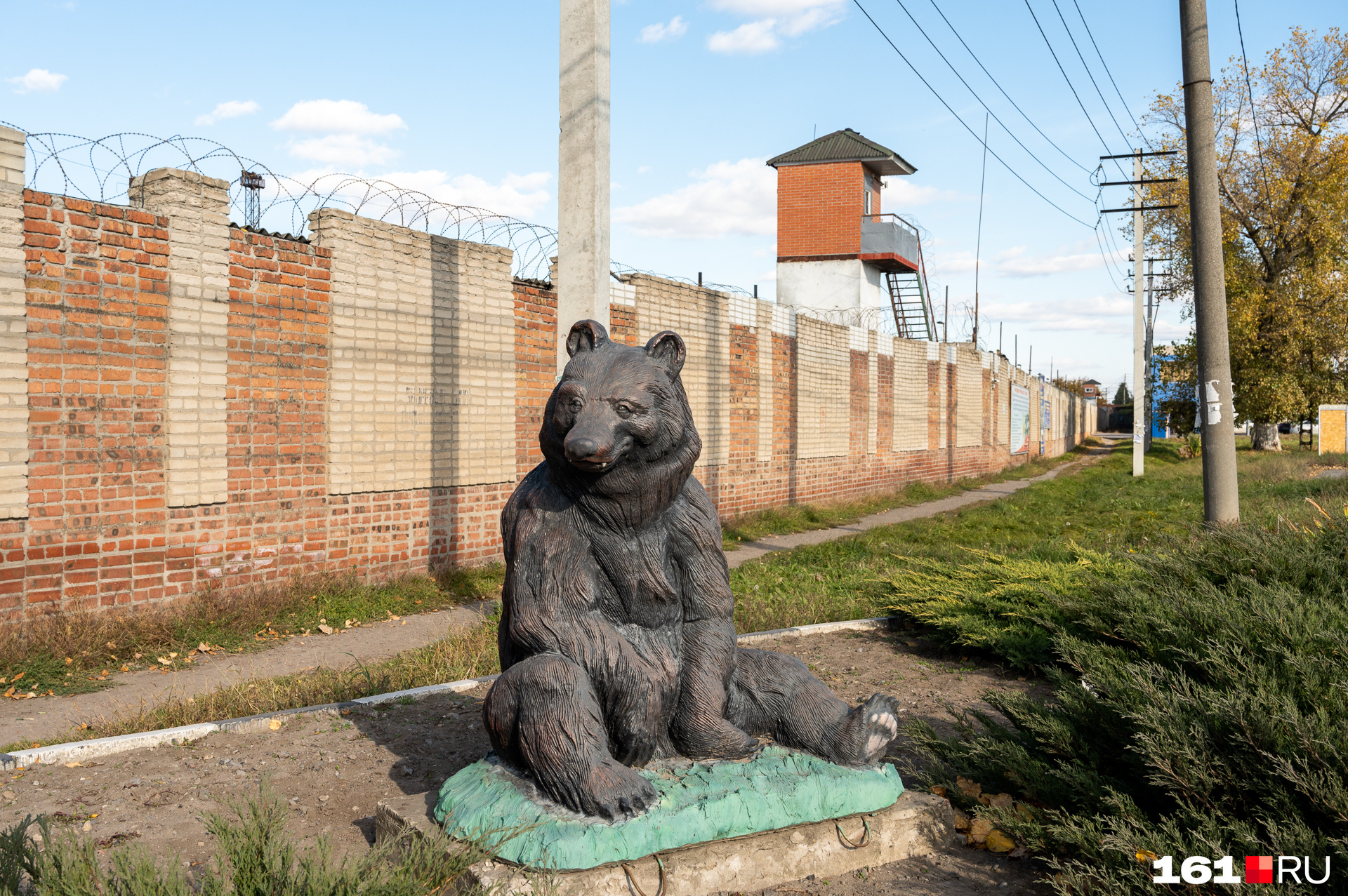 Перед ИК-15 установлен большой черный медведь
