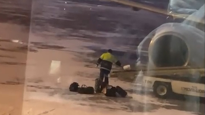 Челябинская модель сняла, как в аэропорту Кольцово швыряют багаж в снег