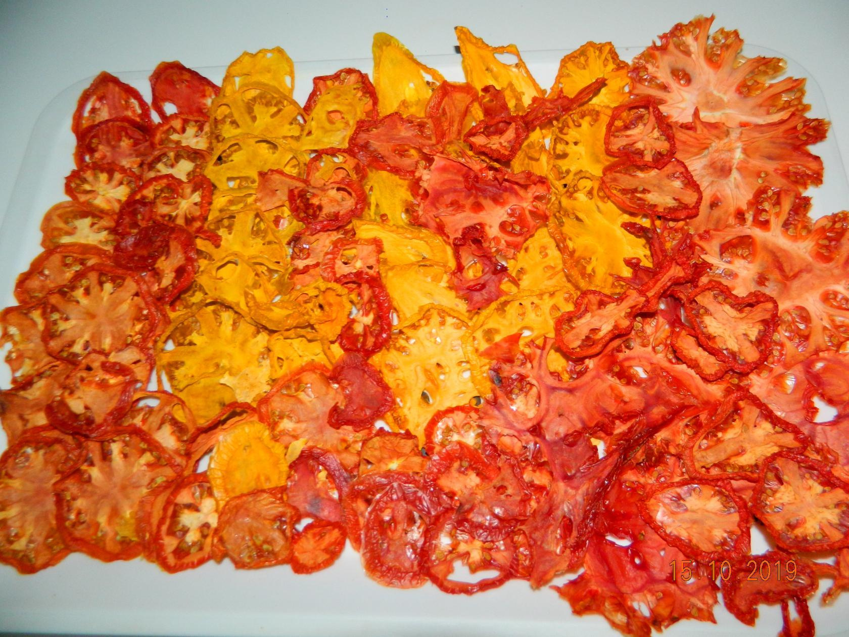 Если томатов слишком много — можно приготовить хрустящие чипсы