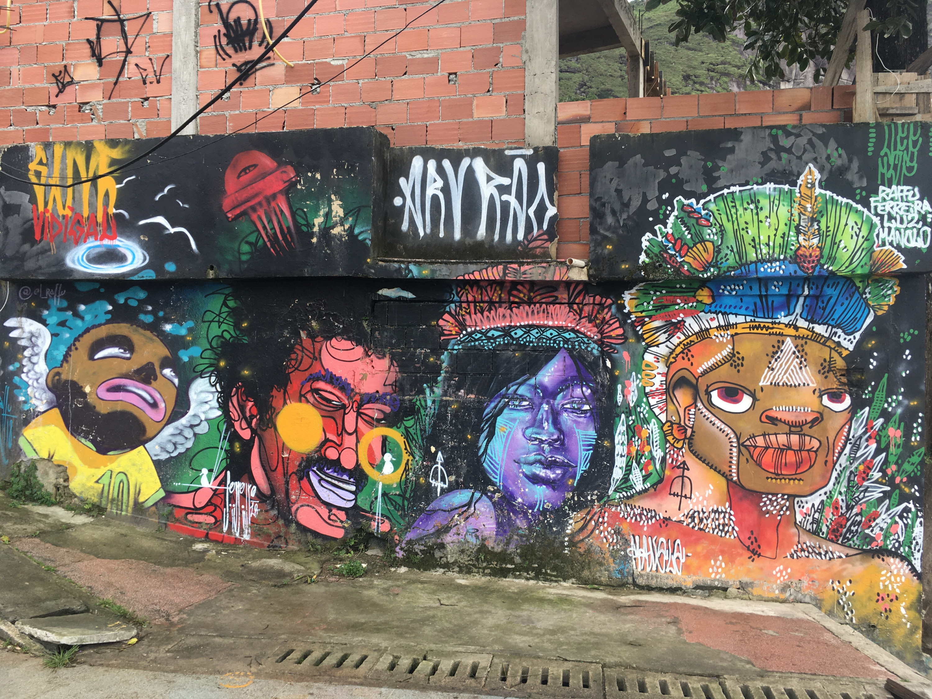 В фавелах Видигал любят граффити