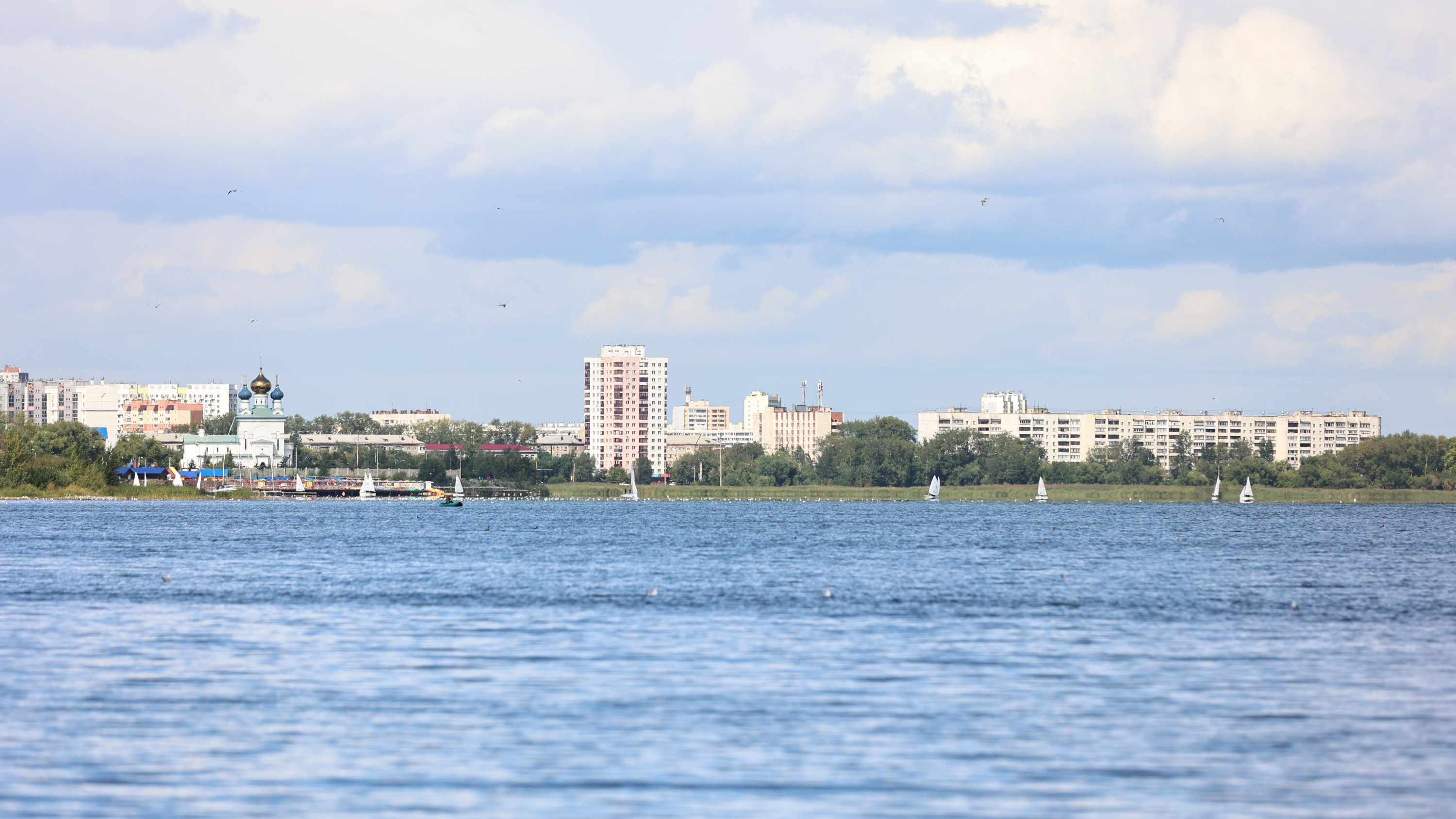 Закрытый пляж, вид на яхты и соседство с VIP-отелями: изучаем СНТ на берегу озера в Челябинске