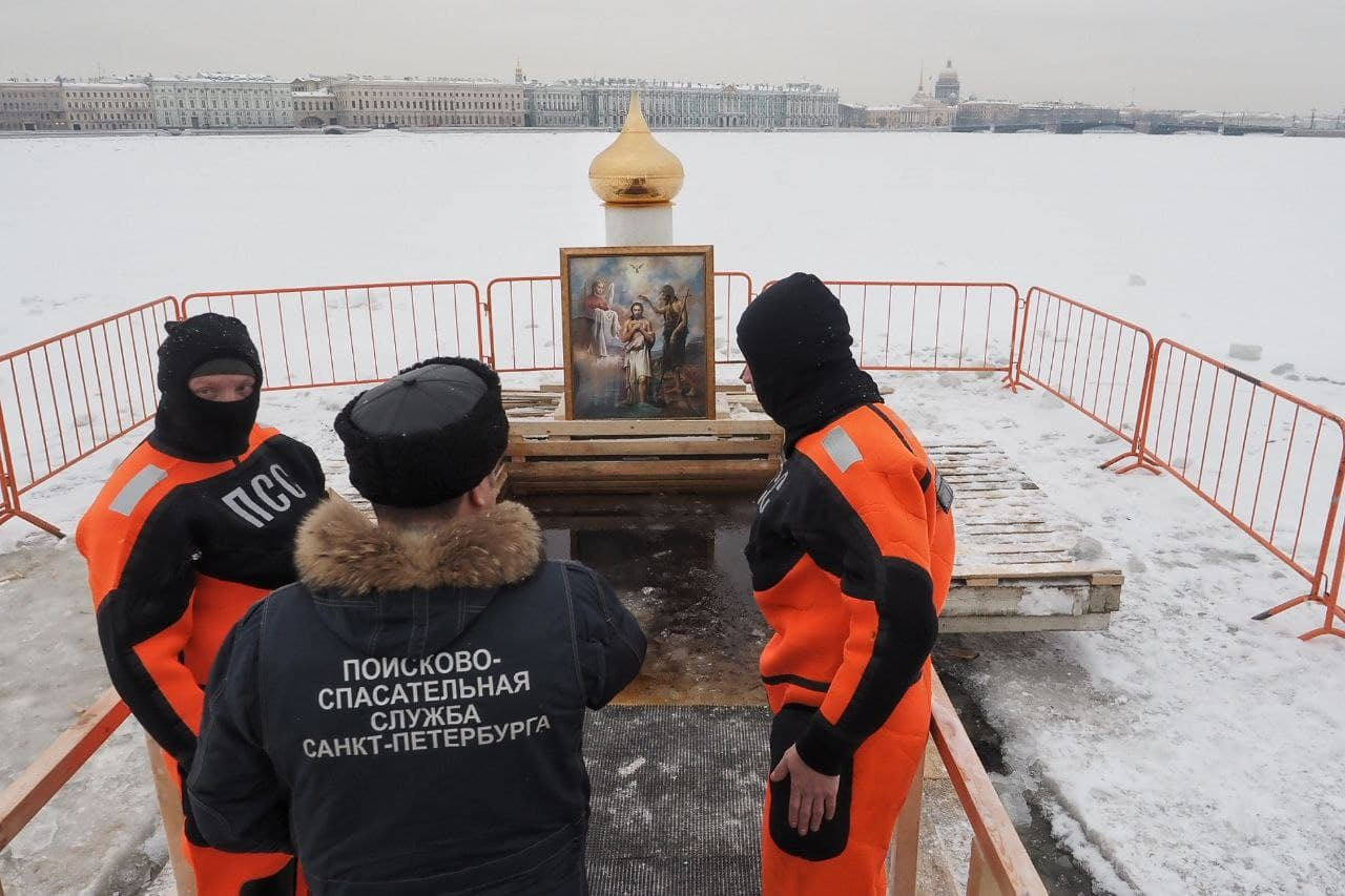 Крещенские купели в спб в 2024. Купель у Петропавловской крепости. Петропавловская крепость крещение 2021. Крещение 2022 Петропавловская крепость. Крещенские купания Петропавловская крепость.