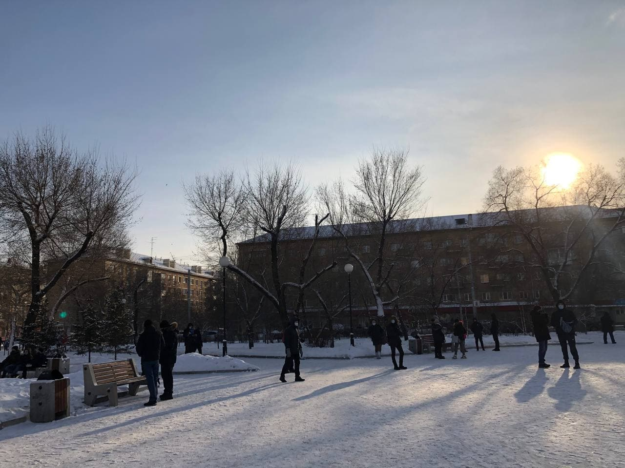 Люди начали собираться на площади за 30 минут до акции Люди начали собираться на площади за 30 минут до акции
