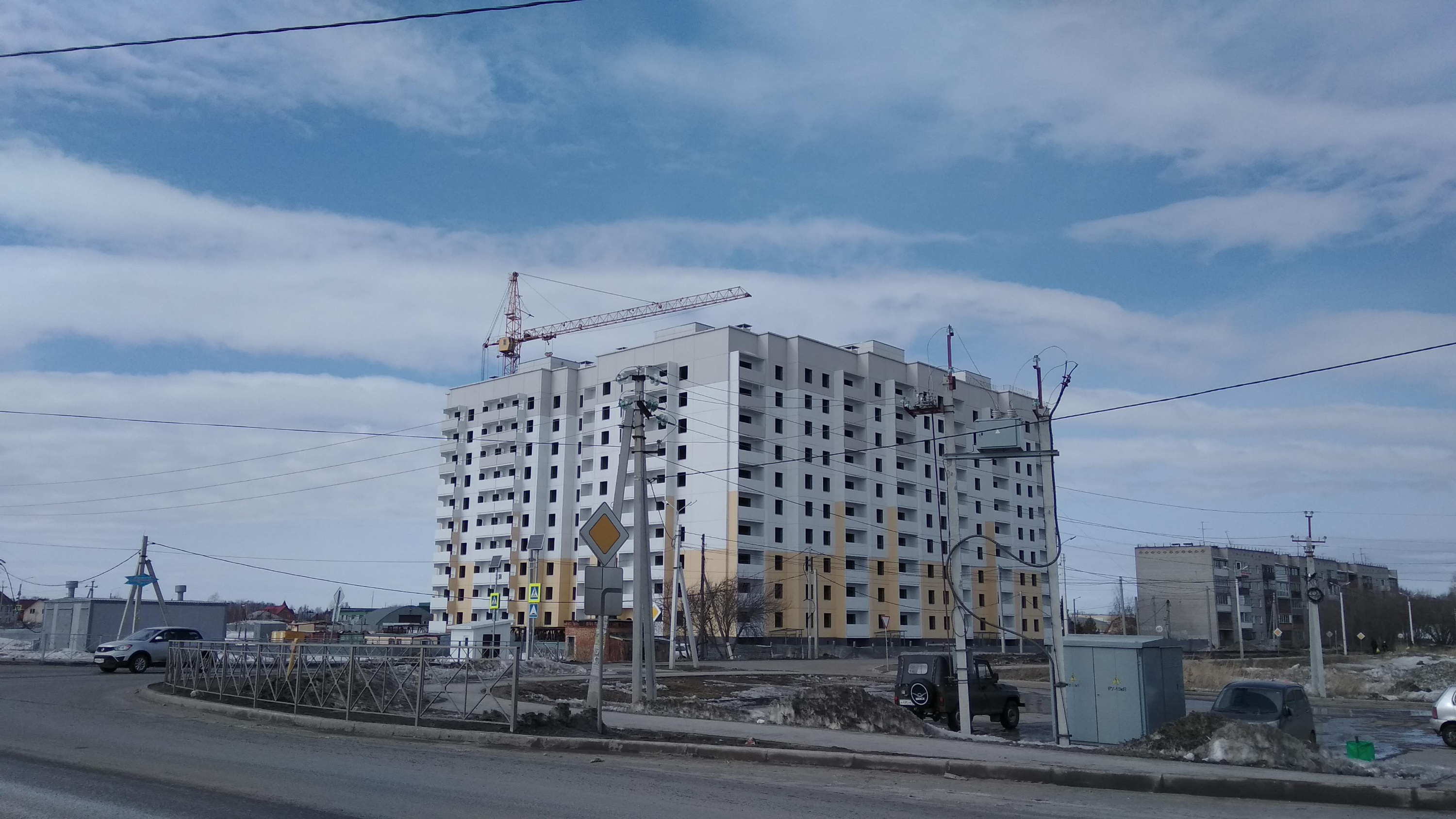 Хотя в Омске и Новосибирске ЗСЖБ-6 вкладывает немало средств в завершение чужих долгостроев, закончить свой же дом в Оби компания пока не может