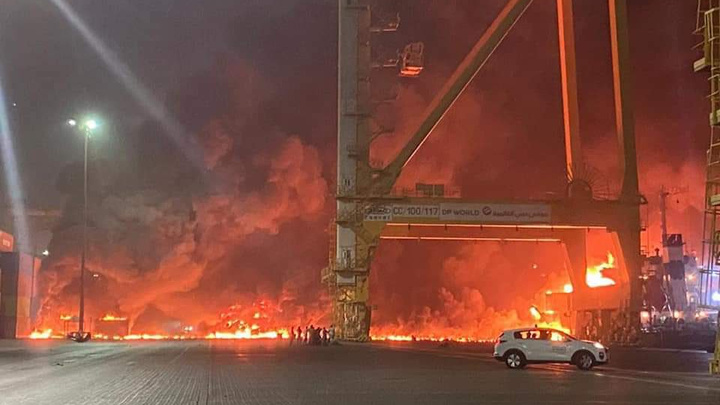В порту Дубая прогремел мощный взрыв. Видео