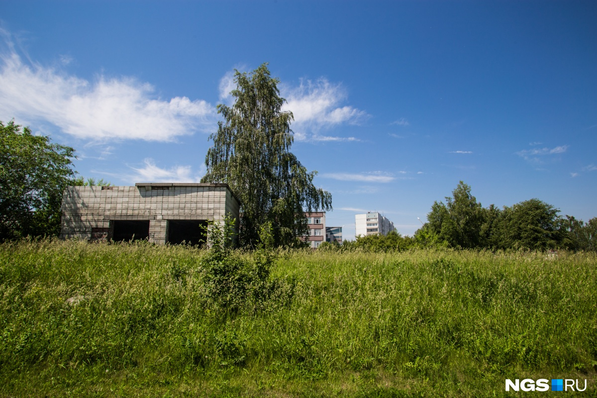 Власти продали участок возле лицея в Краснообске еще в 2017 году. Он несколько раз сменил владельцев, но построить что-то здесь пока не смогли Власти продали участок возле лицея в Краснообске еще в 2017 году. Он несколько раз сменил владельцев, но построить что-то здесь пока не смогли