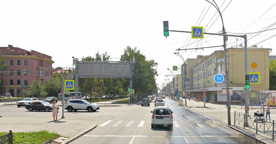 Красный проспект в Новосибирске имеет широкую разделительную полосу 