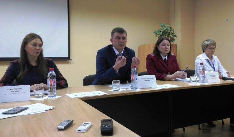 Ольга Гирилюк (слева) часто принимала участие в общественных мероприятиях с чиновниками, но почти никогда не общалась с журналистами <br> Ольга Гирилюк (слева) часто принимала участие в общественных мероприятиях с чиновниками, но почти никогда не общалась с журналистами <br>