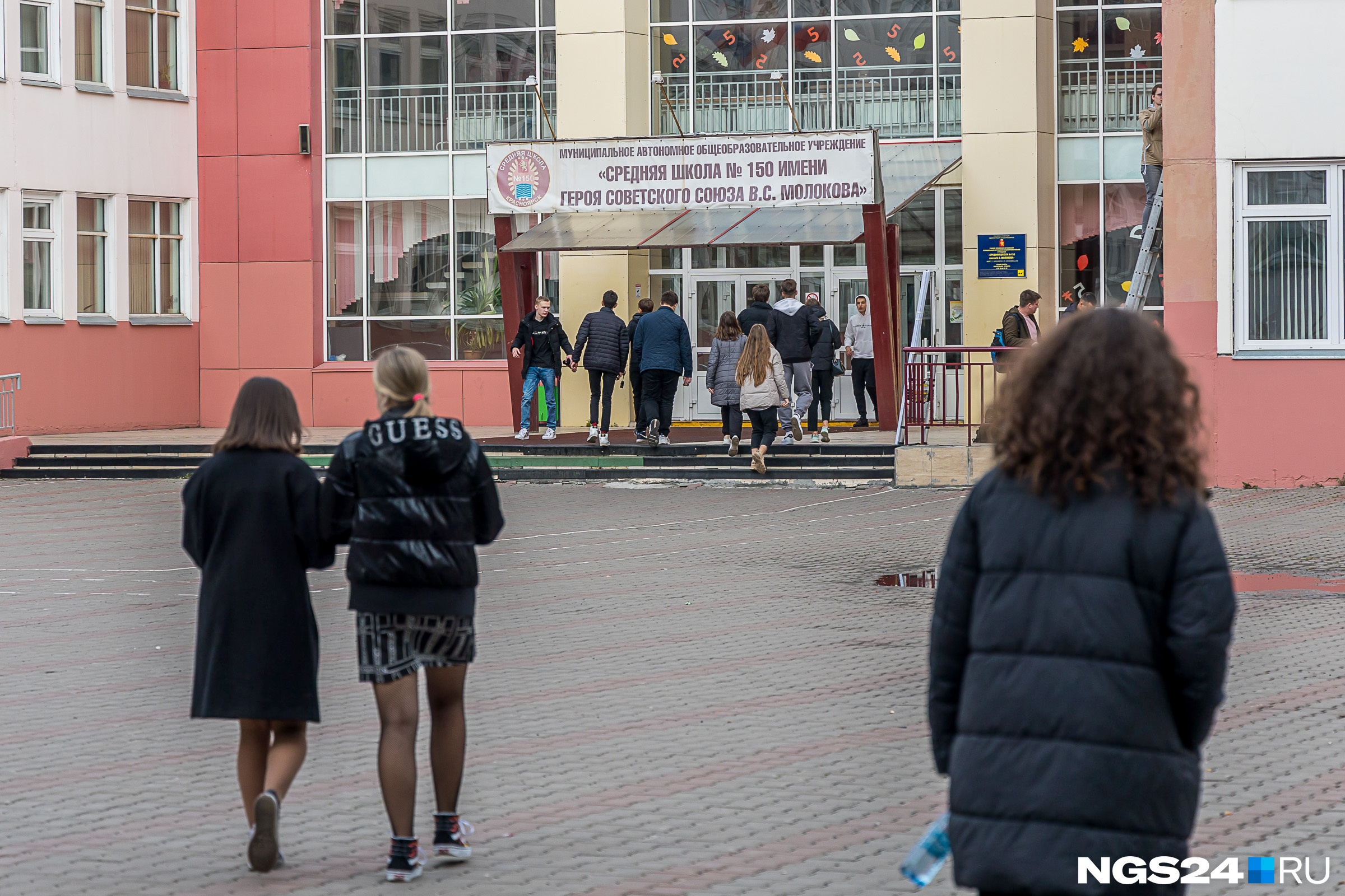 В границах Взлетки есть три школы, но большинство из них переполнено, дети учатся в две смены, а один день в неделю — дистанционно В границах Взлетки есть три школы, но большинство из них переполнено, дети учатся в две смены, а один день в неделю — дистанционно