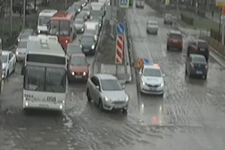 Автобус застрял и не смог выехать Автобус застрял и не смог выехать