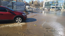 Обойти невозможно: поток талой воды перекрыл нижегородцам проход по улице Белинского