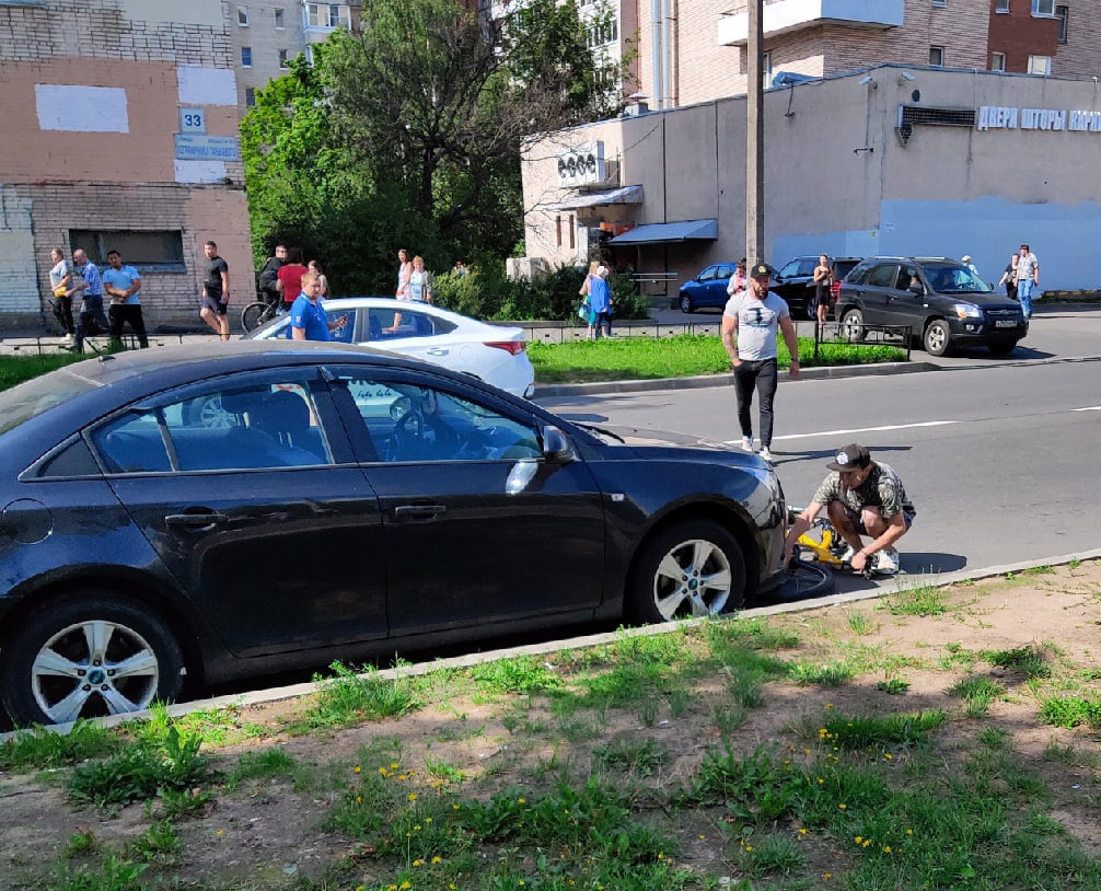 Машина вылетела на газон и легла на крышу на Ветеранов в Петербурге 11  августа 2021 г. - 11 августа 2021 - ФОНТАНКА.ру