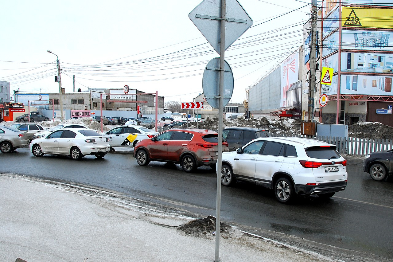Из-за пробок автомобилисты норовят выехать на встречную полосу Из-за пробок автомобилисты норовят выехать на встречную полосу