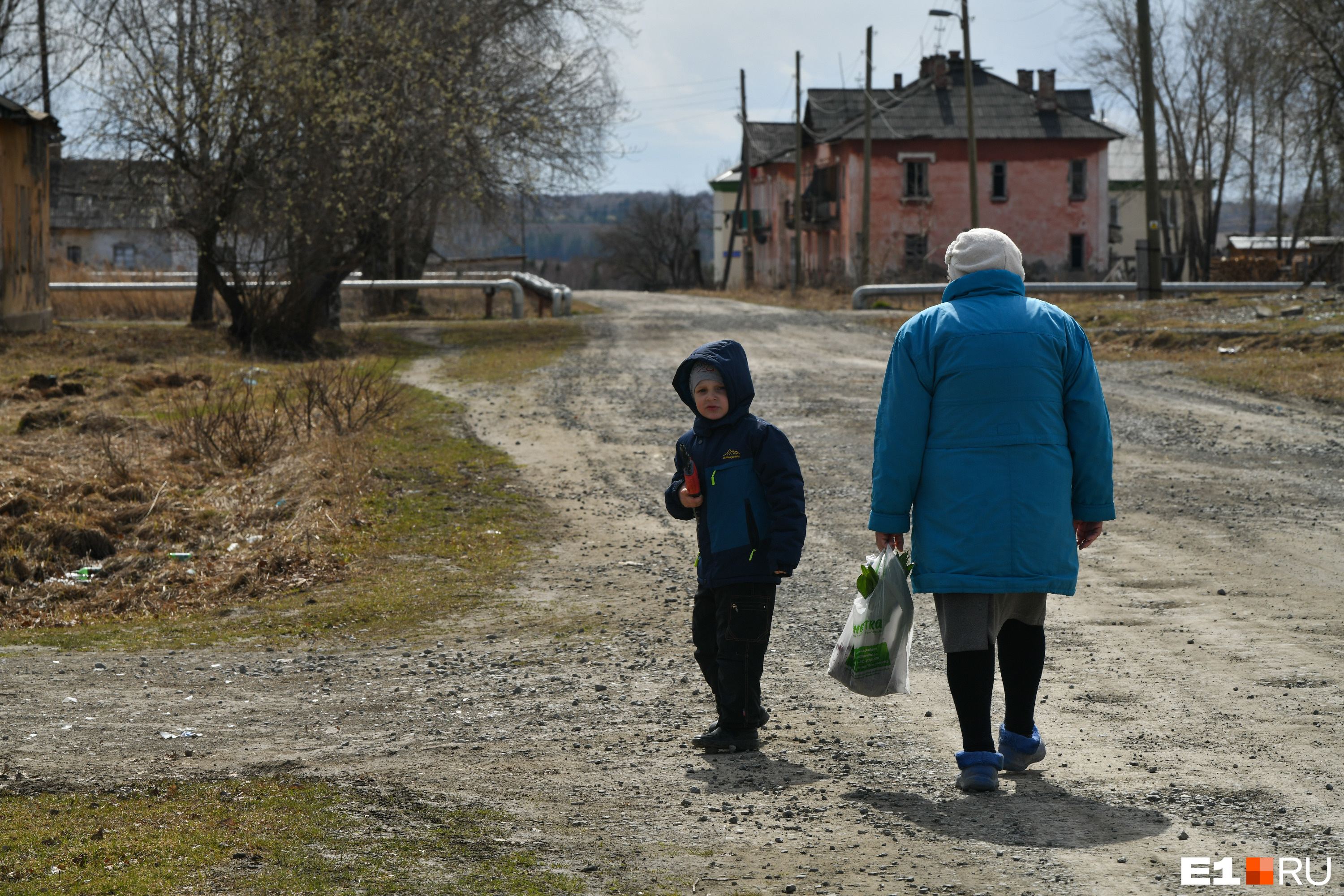 В поселке остаются старики, молодежь разъезжается... В поселке остаются старики, молодежь разъезжается...