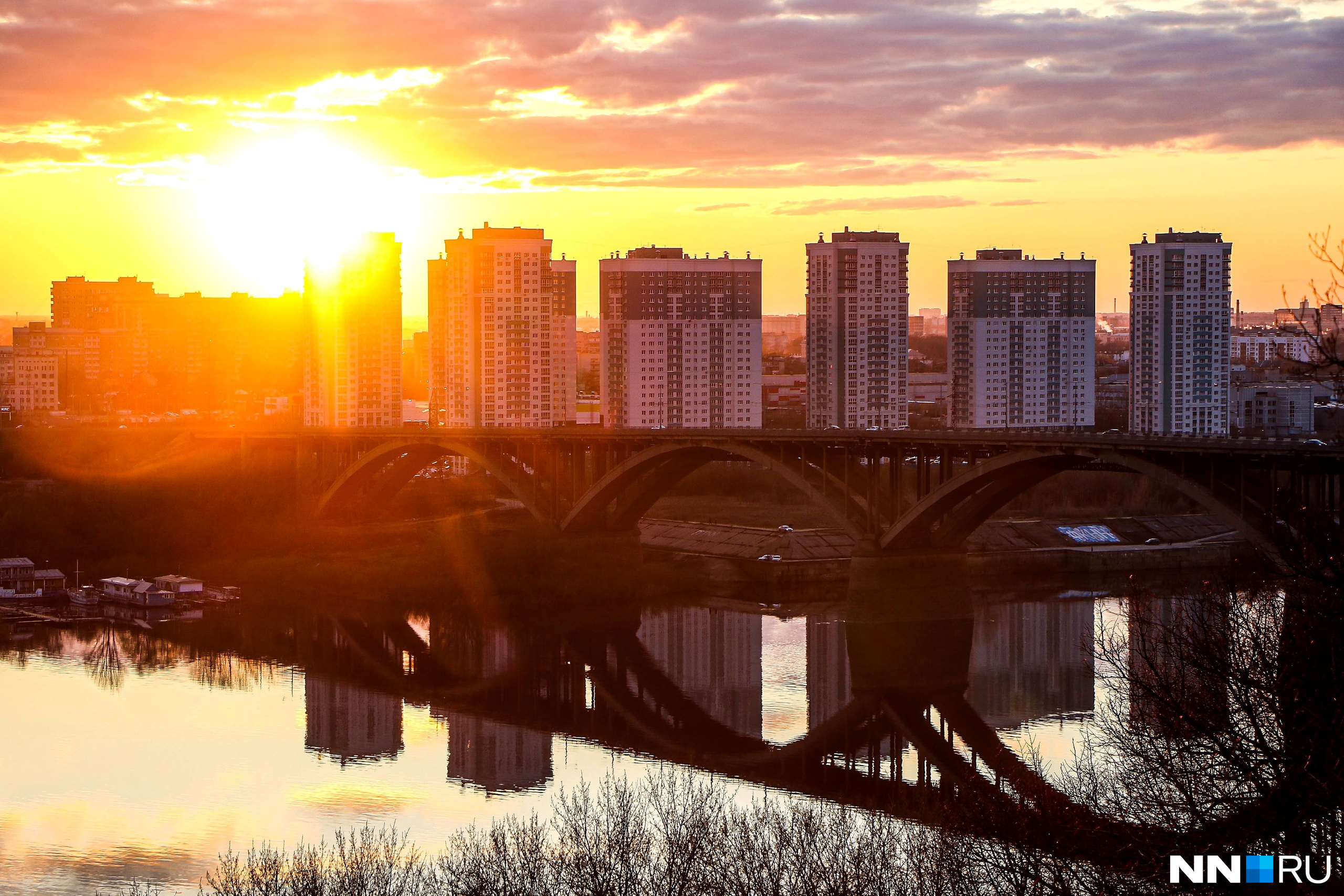 Солнце освещает ЖК «Аквамарин» и Молитовский мост
