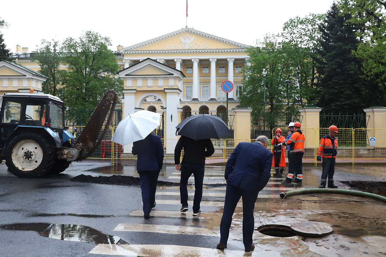 Фото дня. Над дефектом Смольного работают лучшие силы Водоканала - 20 мая  2021 - ФОНТАНКА.ру