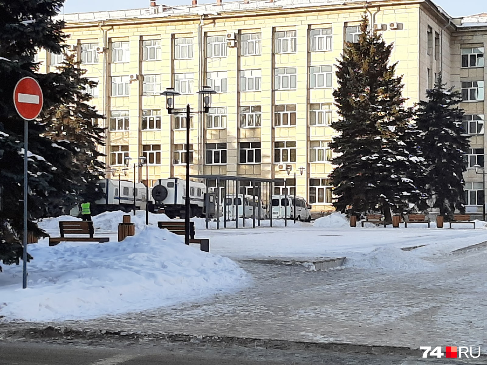 У второго корпуса Южно-Уральского госуниверситета разместили несколько автозаков У второго корпуса Южно-Уральского госуниверситета разместили несколько автозаков