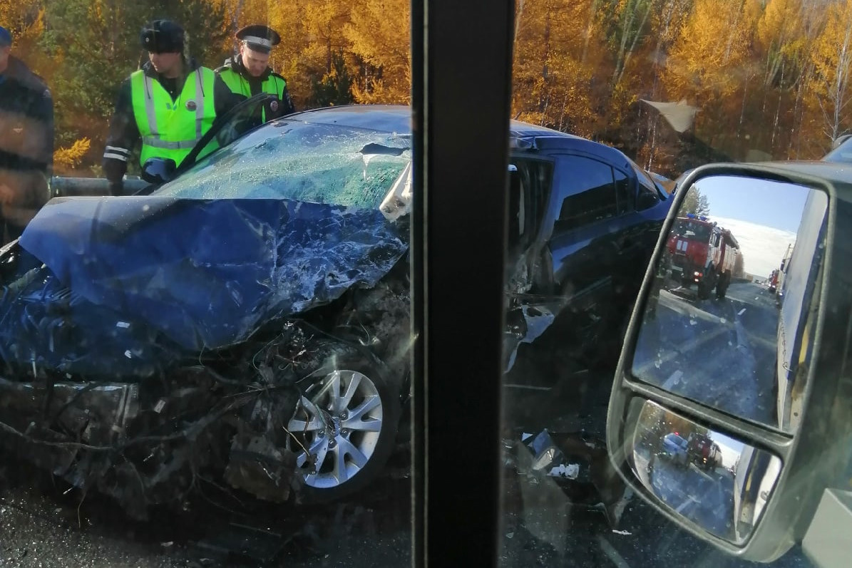 Mazda 3 сначала столкнулась с фурой, а потом ее отбросило на Land Rover Mazda 3 сначала столкнулась с фурой, а потом ее отбросило на Land Rover