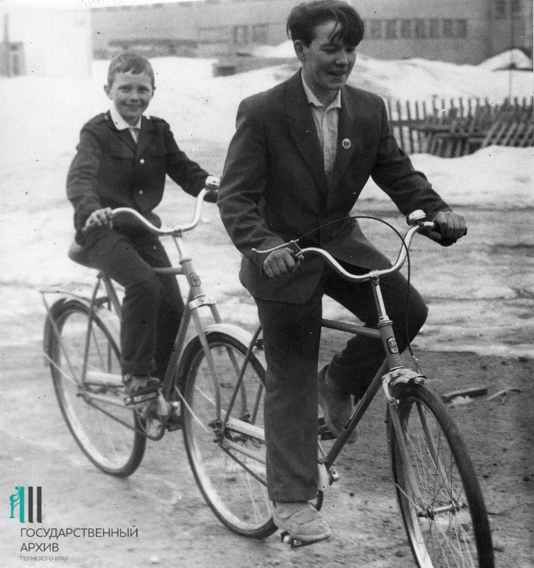 На снимке ребята из кружка сельхозтехники испытывают велотандем, собранный из двух велосипедов. Село Верхнее Калино Чусовского района