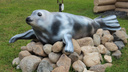 Отпечаток Арктики: у здания УФСИН в Архангельске установили фигуру гренландского тюленя