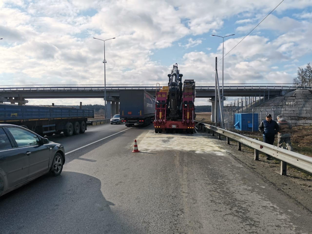 Фура простояла под мостом несколько часов Фура простояла под мостом несколько часов