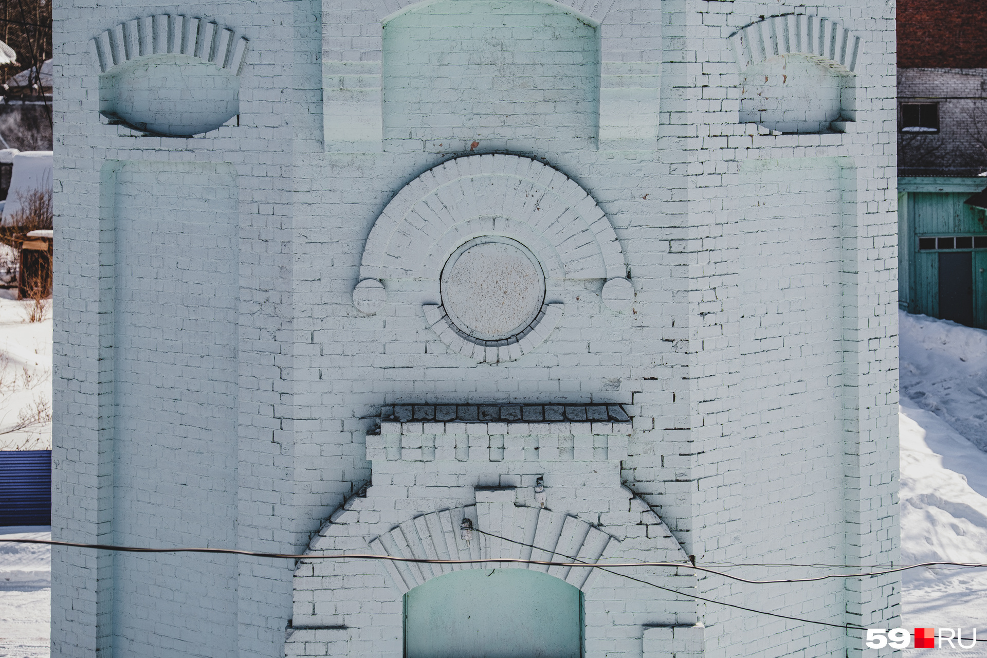 Характерные арочки, зубчики и круглые элементы есть и на этой башне. Выше мы видели похожие детали на фасаде башни на Барамзиной