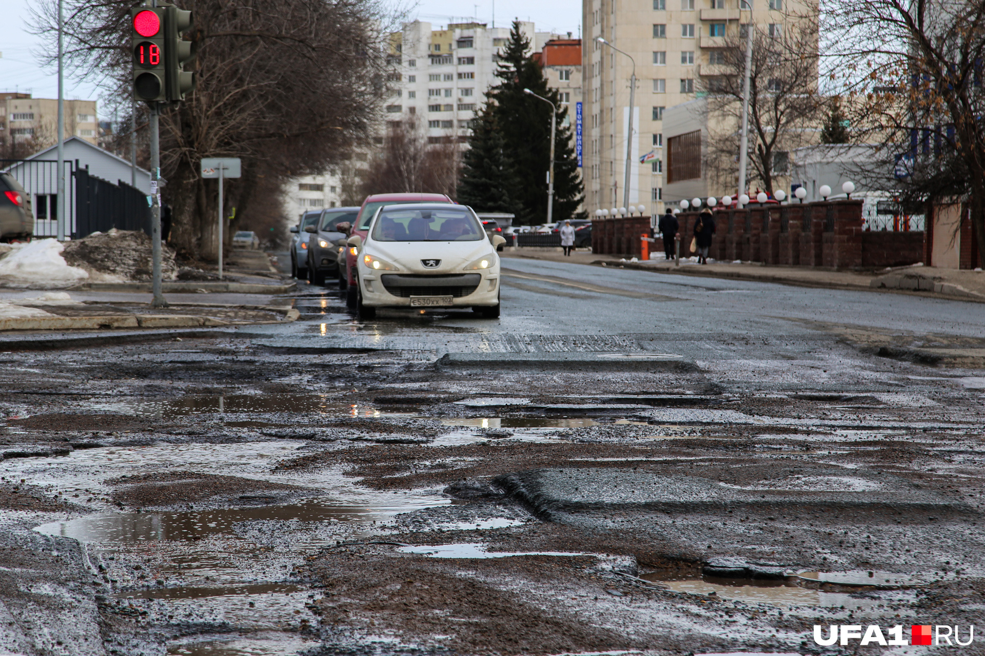 Перекресток улиц Шафиева и Комсомольской испещрен ямами Перекресток улиц Шафиева и Комсомольской испещрен ямами