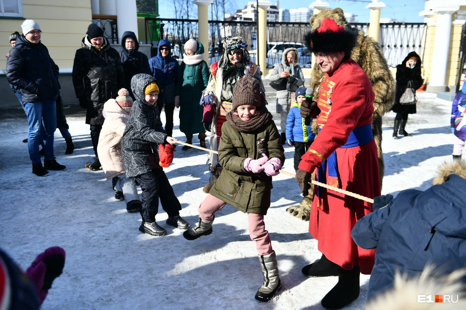 И здесь гостей ждали традиционные забавы И здесь гостей ждали традиционные забавы