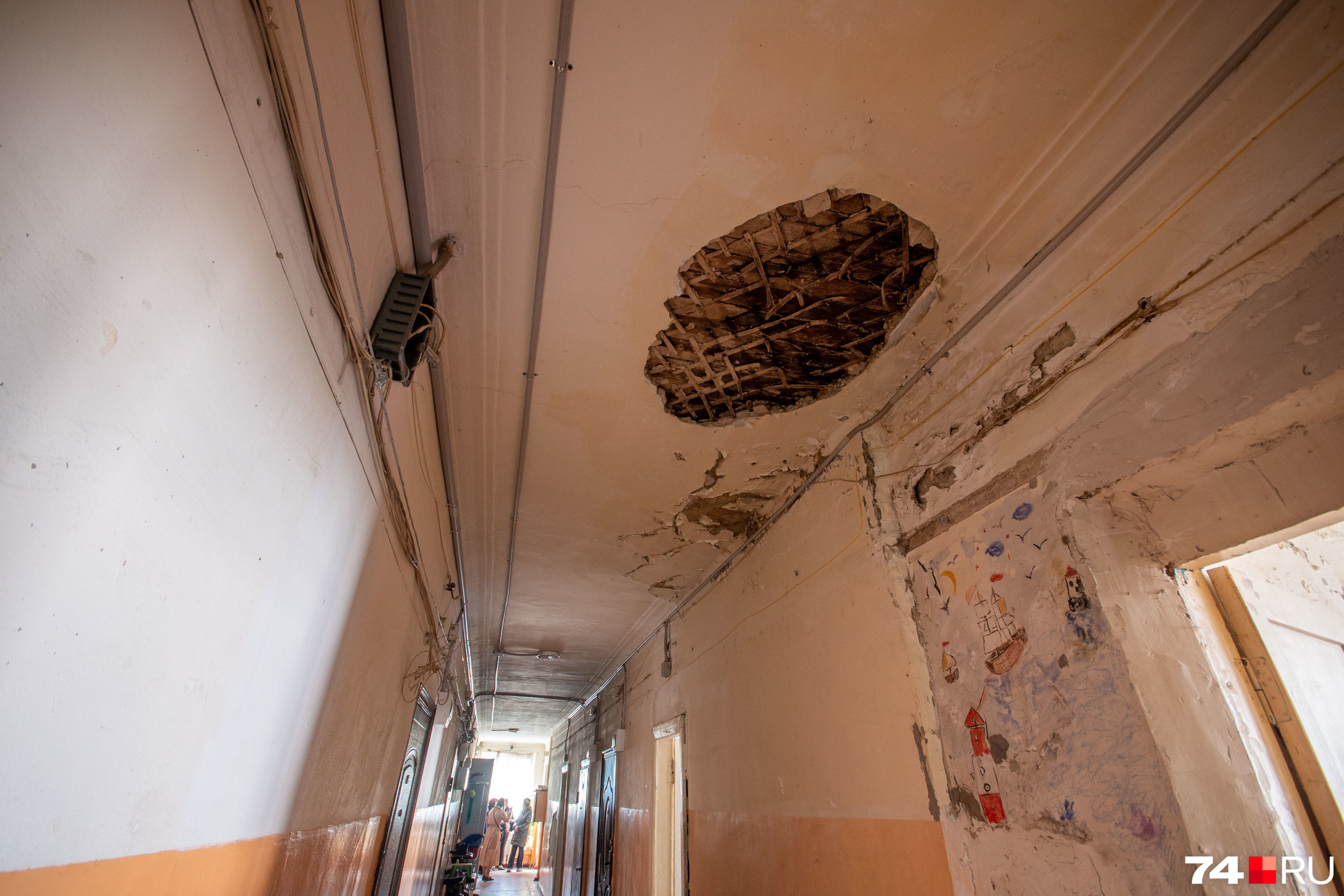 По словам жильцов, кусок потолка отвалился едва не на голову детям