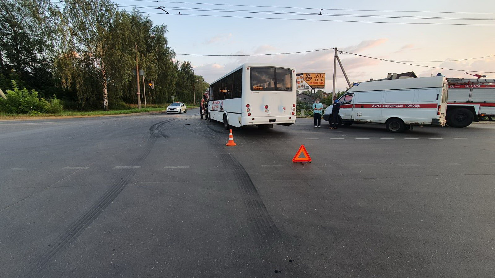 Грузовик не уступил дорогу ПАЗу Грузовик не уступил дорогу ПАЗу