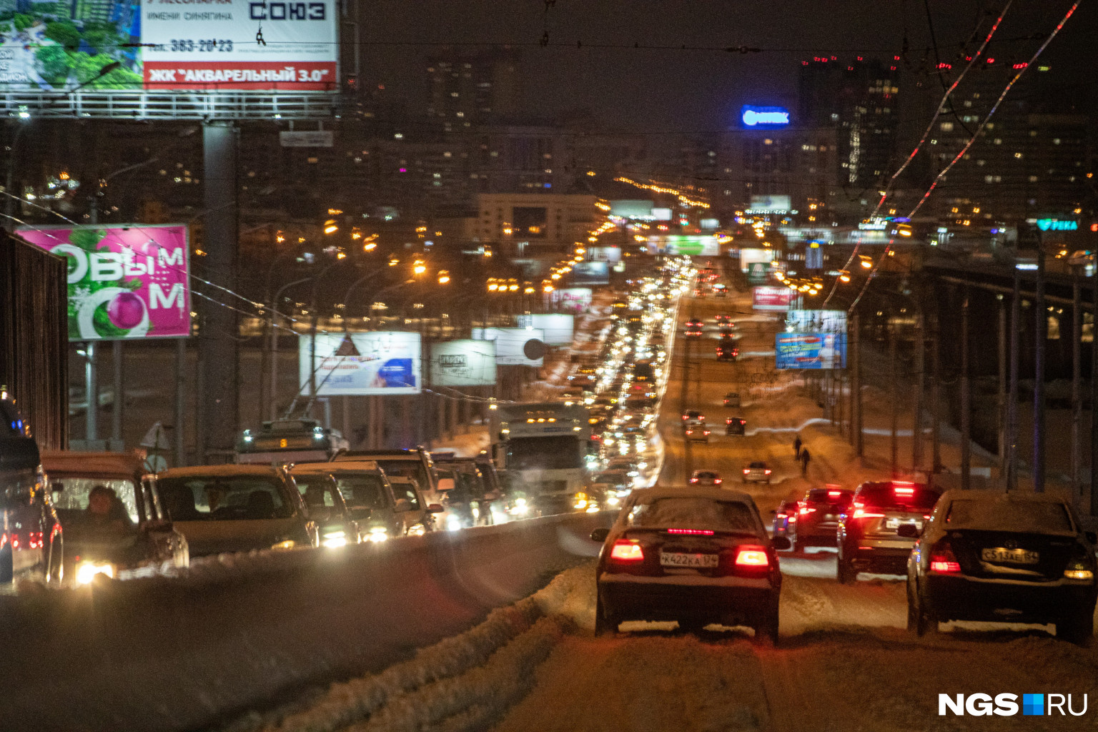 А это пробка на Октябрьском мосту, которая никуда не делась даже после полуночи. Причиной стали фуры, которые забуксовали в снегу и перекрыли все полосы движения А это пробка на Октябрьском мосту, которая никуда не делась даже после полуночи. Причиной стали фуры, которые забуксовали в снегу и перекрыли все полосы движения