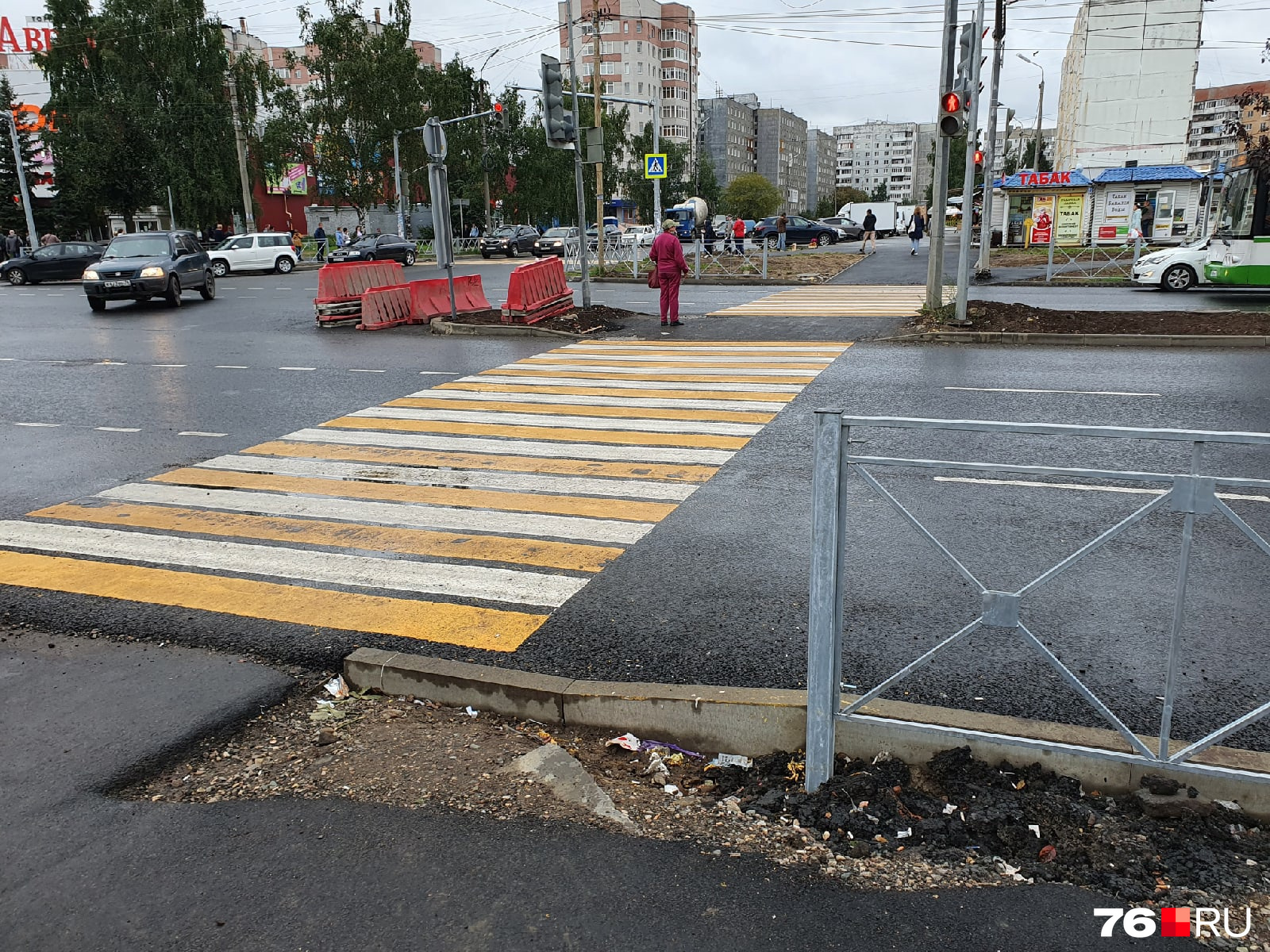 Эту дыру в асфальте мы заприметили еще на прошлой неделе. Она по-прежнему с нами Эту дыру в асфальте мы заприметили еще на прошлой неделе. Она по-прежнему с нами