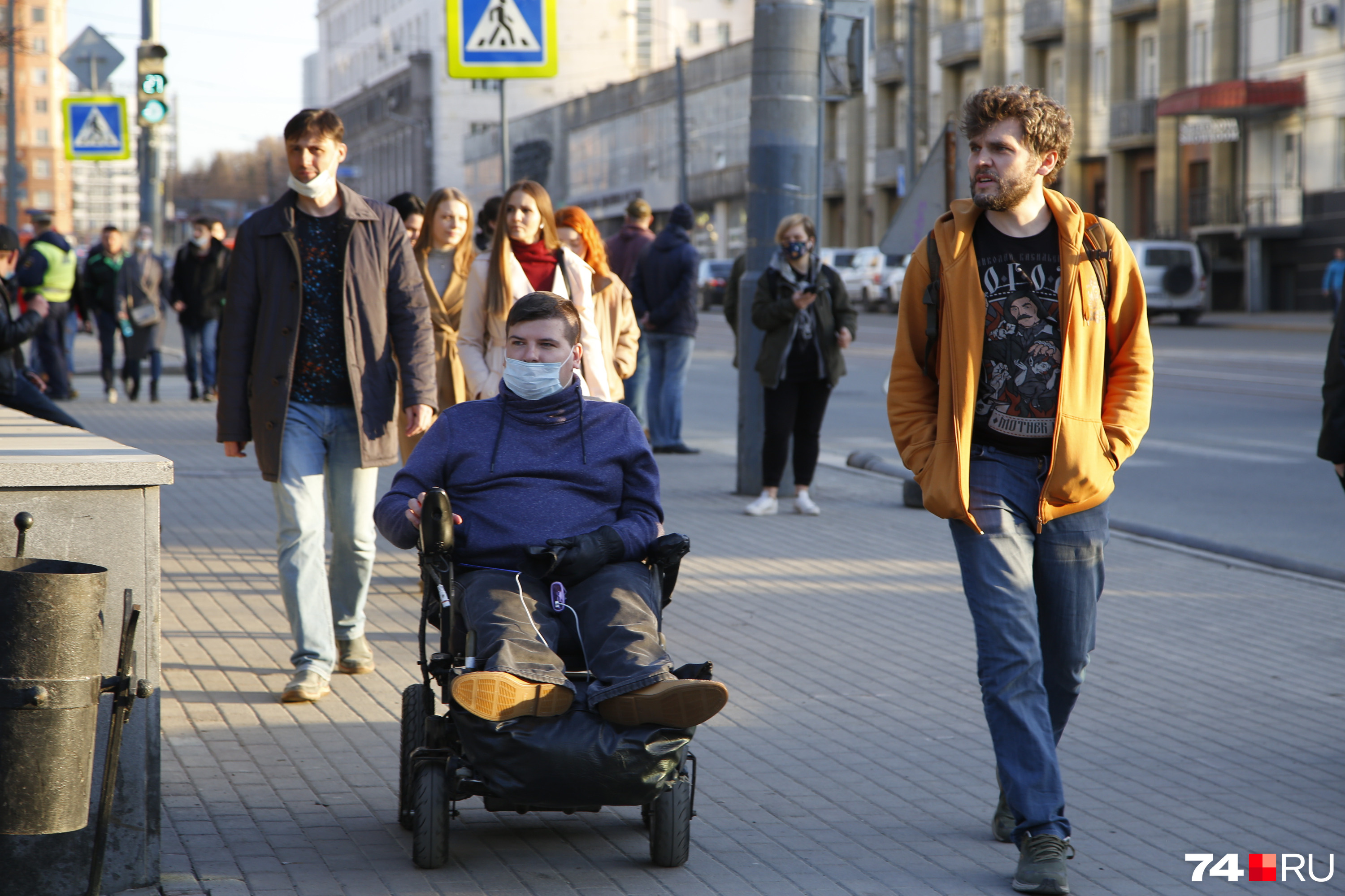 ...активисты превратили свой митинг в шествие ...активисты превратили свой митинг в шествие