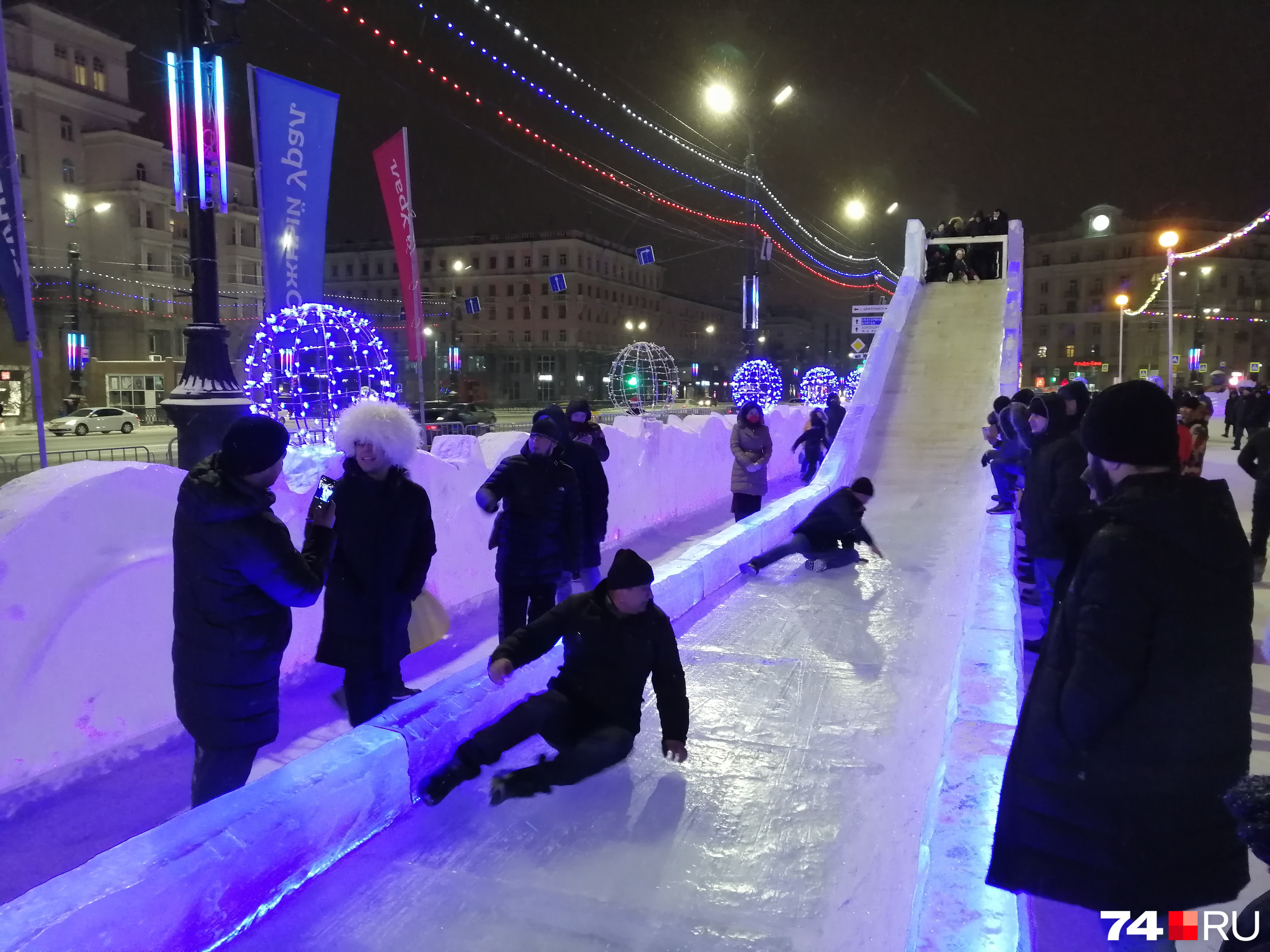 На время детский аттракцион превратился в место для выплеска эмоций взрослых На время детский аттракцион превратился в место для выплеска эмоций взрослых