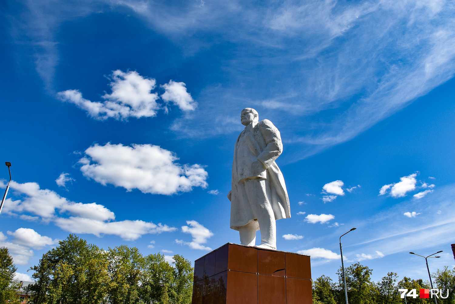 Памятник Ленину парит над центром Сима