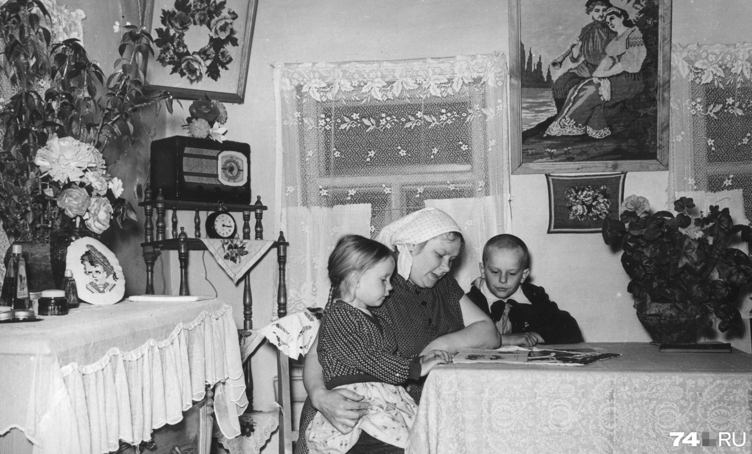 Семья Ведериных. Колхоз «Красный боец». 1957 год. Обратите внимание на радио в углу комнаты Семья Ведериных. Колхоз «Красный боец». 1957 год. Обратите внимание на радио в углу комнаты