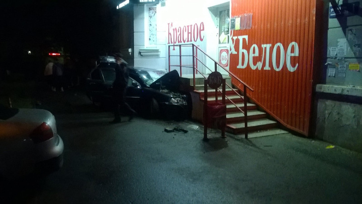 Водитель Volvo вылетел с дороги и врезался в магазин «Красное&amp;Белое» в центре Челябинска