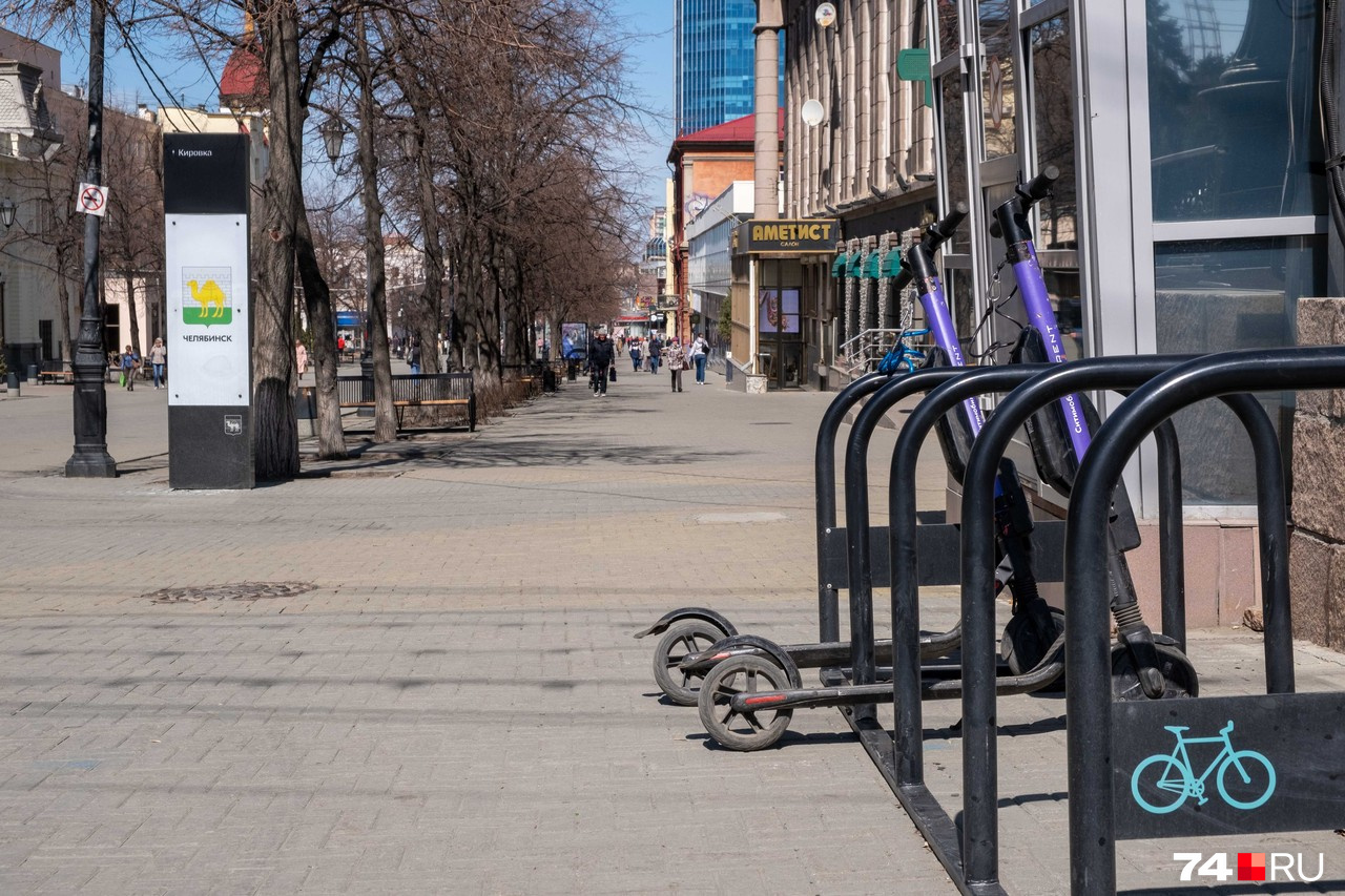 Самокаты Urent на Кировке, где, кстати, запрещено велосипедное движение