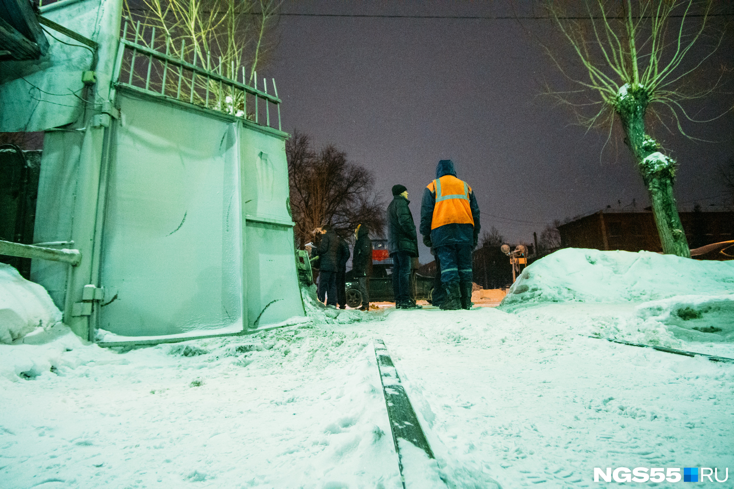Тепловоз выезжал с территории предприятия, для чего раскрыли створки ворот. На этом снимке вы видите лишь половинку одной из них Тепловоз выезжал с территории предприятия, для чего раскрыли створки ворот. На этом снимке вы видите лишь половинку одной из них
