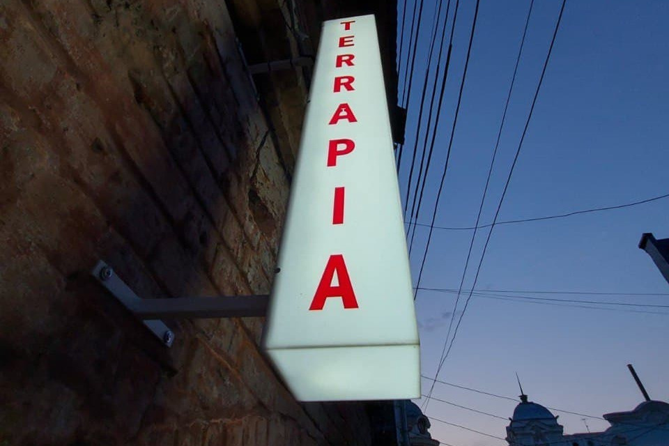 Бар-ресторан Terrapia можно увидеть прямо с Рождественской благодаря вывеске Бар-ресторан Terrapia можно увидеть прямо с Рождественской благодаря вывеске