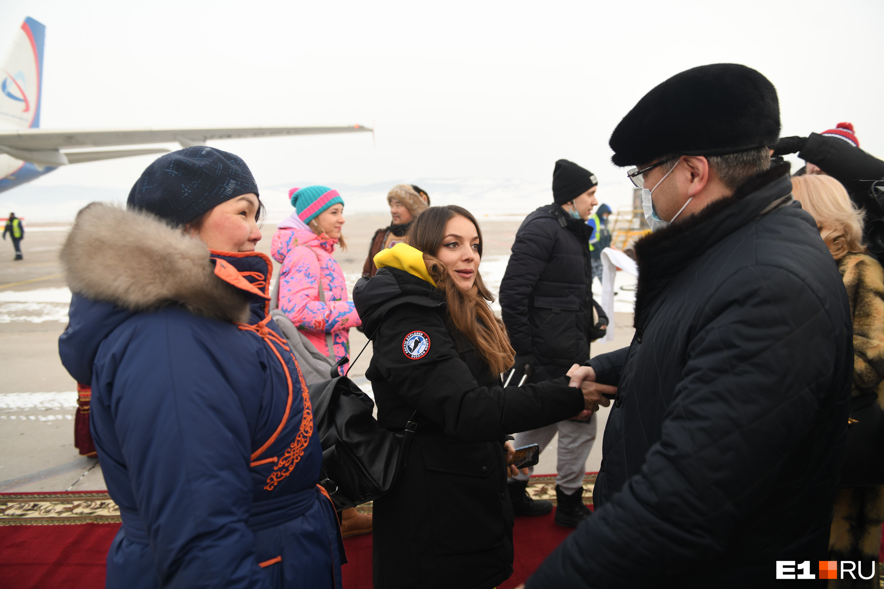 Первым зимним чартером на Байкал прилетели журналисты и глава Ростуризма Зарина Догузова. Встречал самолет губернатор Бурятии