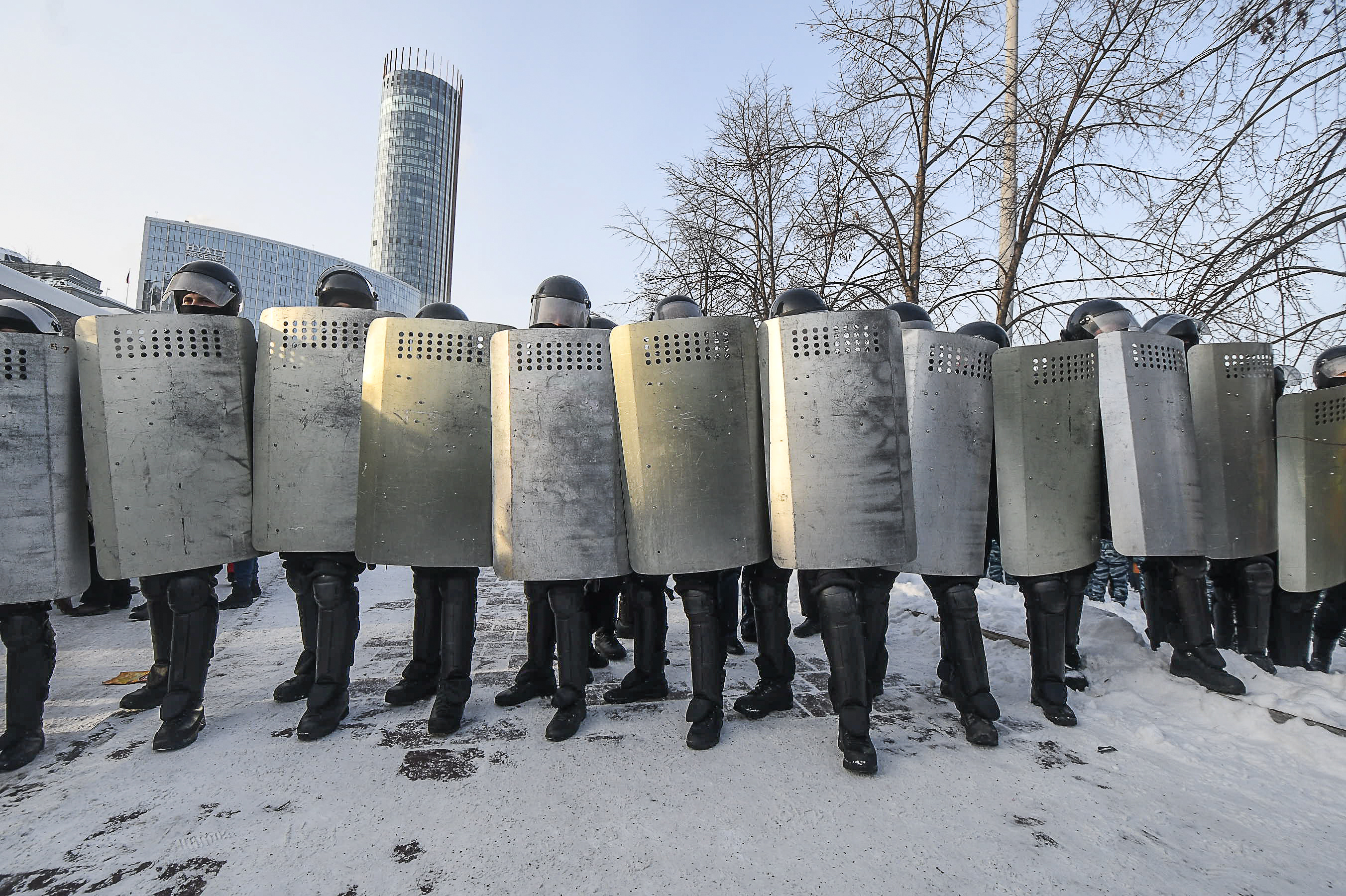 Бойцы ОМОНа за стеной из щитов на акции 23 января 2021 года