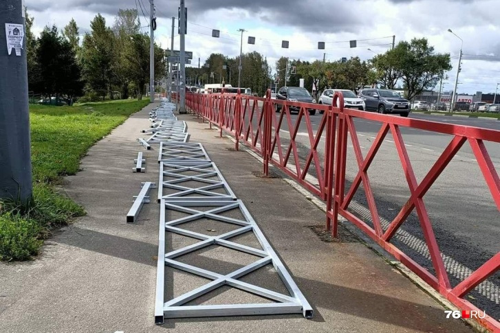 Прошлым летом власти так рьяно принялись озаборивать город, что даже начали демонтировать одни заборы, чтобы поставить другие Прошлым летом власти так рьяно принялись озаборивать город, что даже начали демонтировать одни заборы, чтобы поставить другие