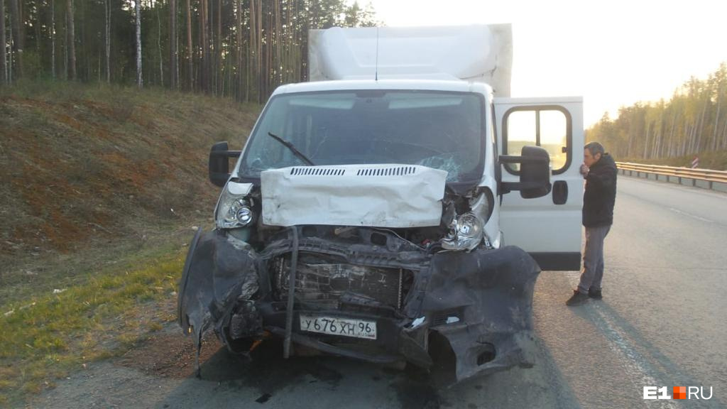 Разбитый Fiat на месте аварии. Его водитель и пассажир не пострадали