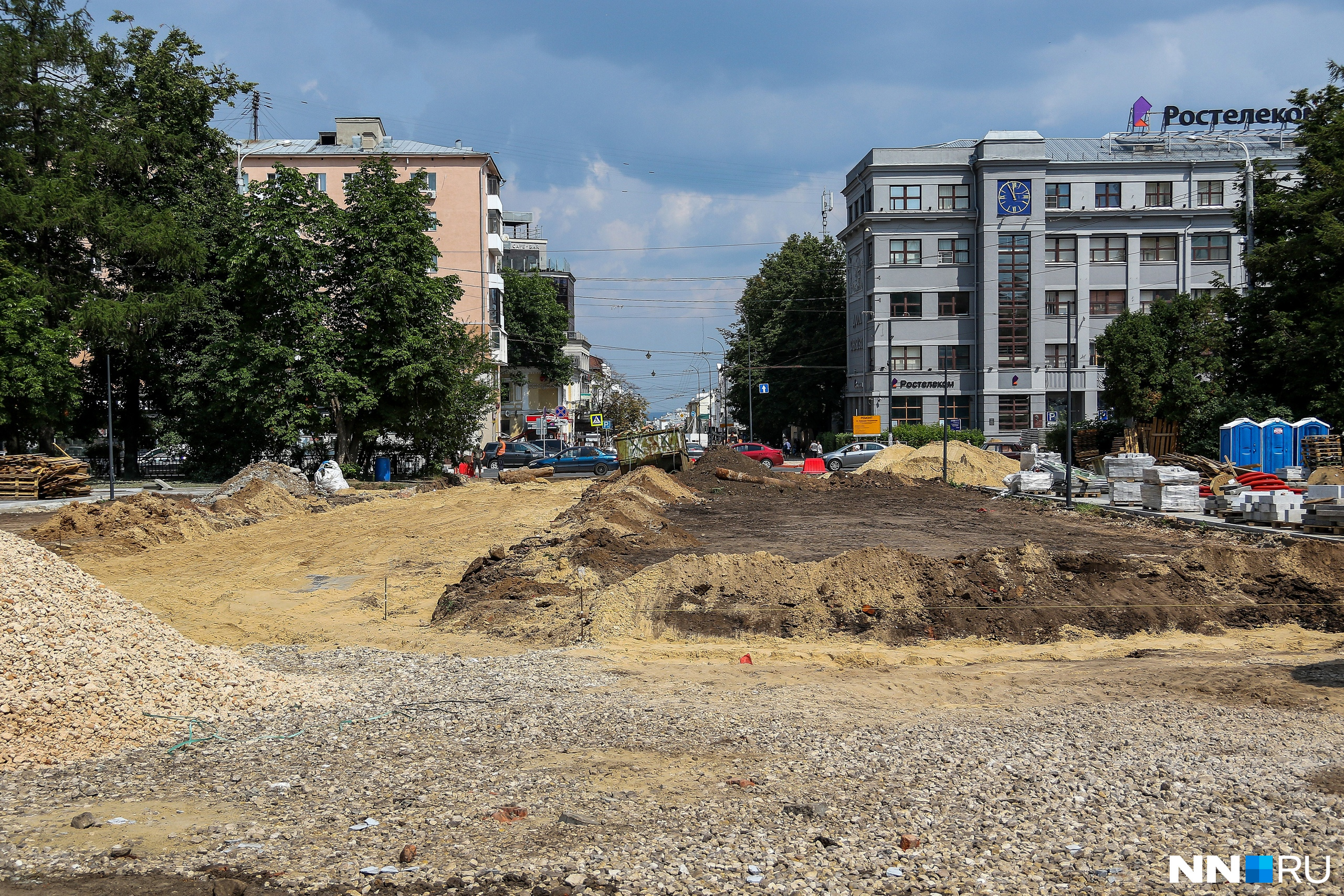 Часть сквера со стороны Дома связи перерыта Часть сквера со стороны Дома связи перерыта